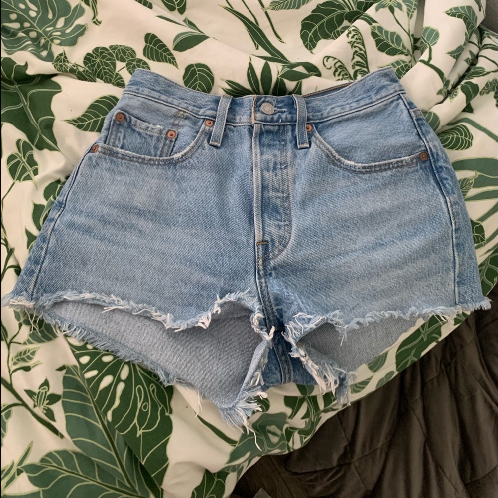 levi’s light wash 501 shorts high waisted
